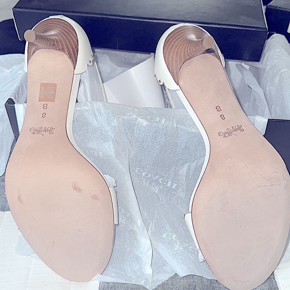 NWT Coach anyone? U can never wrong w/ a COACH ๐ . B Original ๐ ๐ฐ ๐ฅ 4 U Sis - Picture 16 of 17